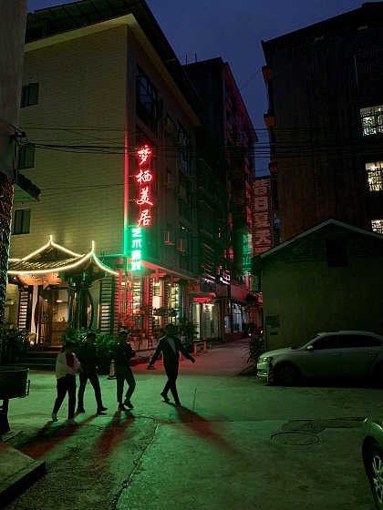 Nachtleben in Zhangjiajie (Foto: A. Frnberg)