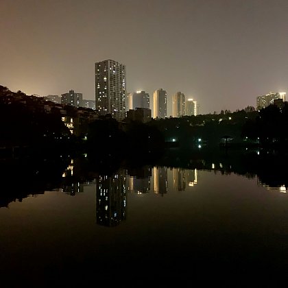 Abendspaziergang an einem Teich in Chongqing (Foto: A. Frnberg)