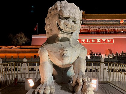 Lwenstatue vor dem Haupteingang der Verbotenen Stadt am Tian'anmen-Platz in Peking (Foto: A. Frnberg)